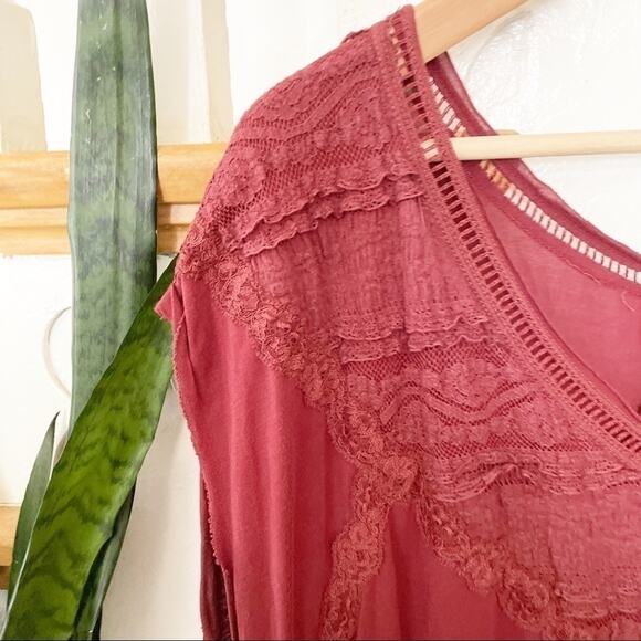 Free People Abigail Lace-Detail Short Sleeve V-neck maroon sz S - Picture 3 of 9